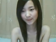 Skinny Chinese chica Fingers Herself