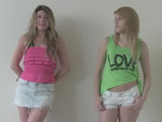 Dos chicas lindas en jeans