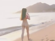 Belleza asiática desnuda en la playa
