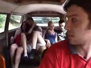 Dos hombres y dos mujeres teniendo sexo en un autobús