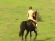Chica pelirroja tetona monta a caballo desnuda